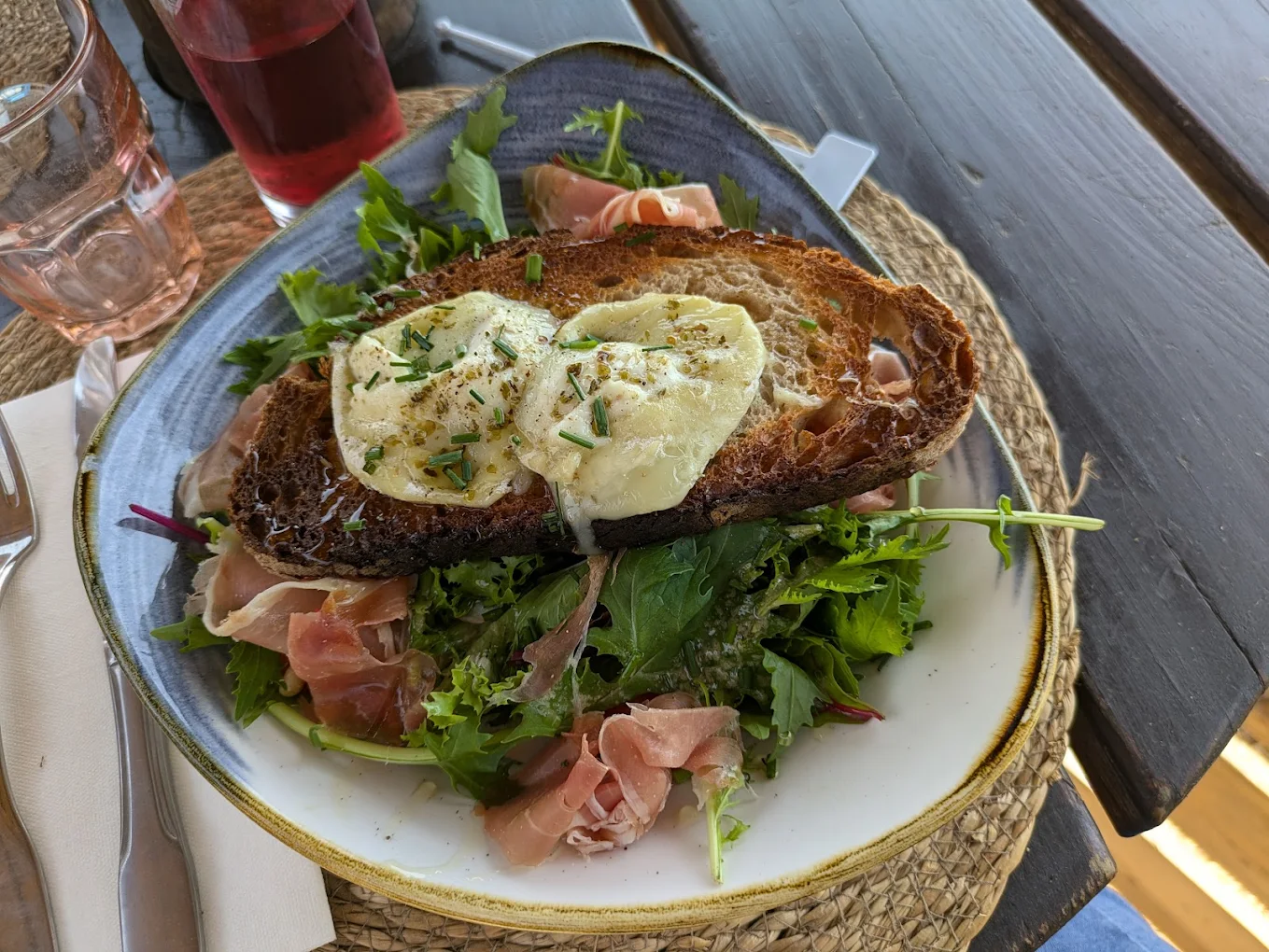 Salade au fromage de chèvre chaud de Montmeyan